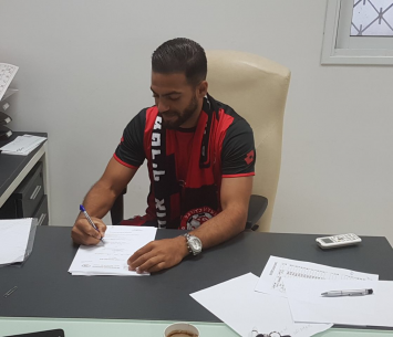 שמול במעמד החתימה