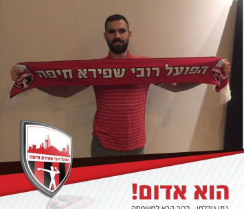 נתן נודלמן במעמד החתימה (הפועל 