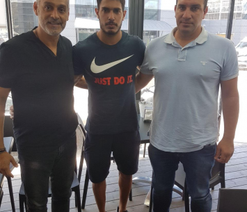 רז במעמד החתימה