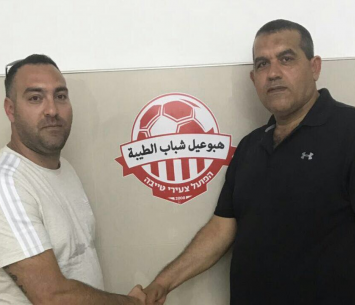 לוי במעמד החתימה