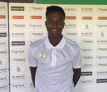 מיקי יאזו במעמד החתימה (הפועל כפר סבא)