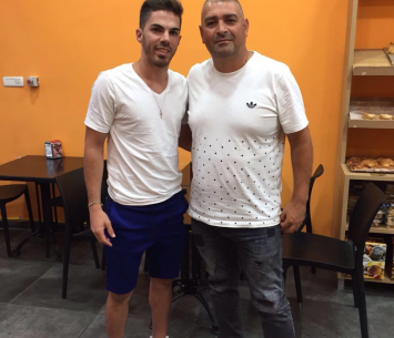 גבאי במעמד החתימה