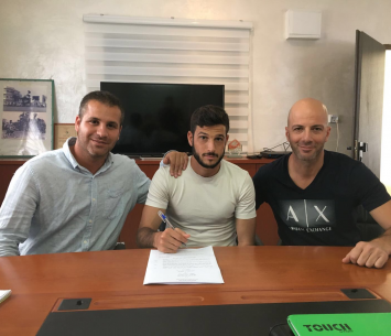 אשכנזי במעמד החתימה. אשכנזי, יחזקאל ויוסי כהן נציג הבעלים