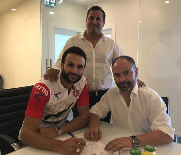 רן יצחק במעמד החתימה