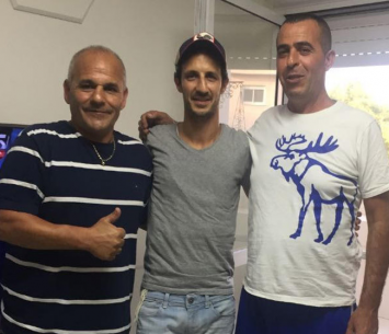 סולי צמח במעמד החתימה