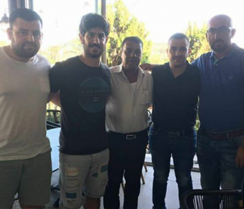 הרן אלגרישי יחד עם ראשי המועדון והמאמן רומן זולו