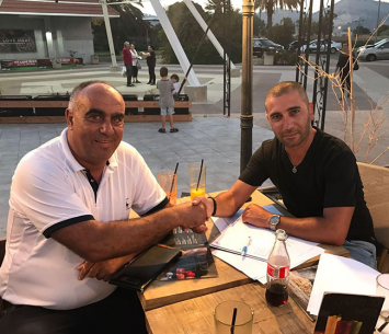 יעד מפתיע. רפי בוסקילה במעמד החתימה