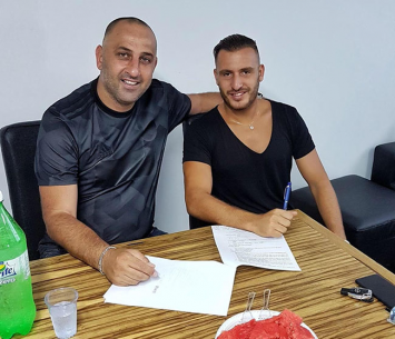 דיב פינטו במעמד החתימה