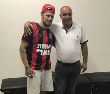 שחקנה החדש של דבוריה. אליחן יחד עם היו