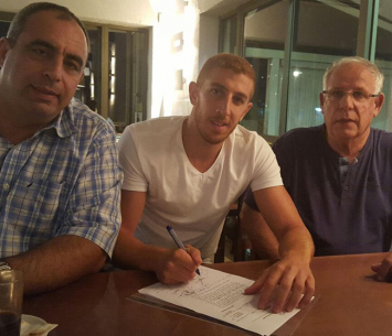 צלישר במעמד החתימה