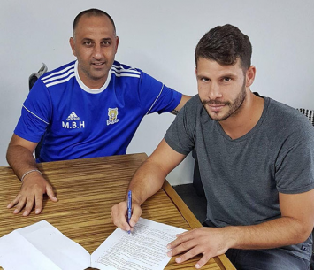 ניל אברבנל במעמד החתימה