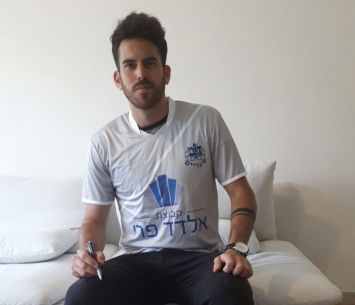 הייק במעמד החתימה