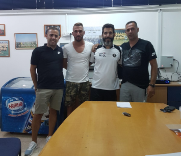 שריקי במעמד החתימה