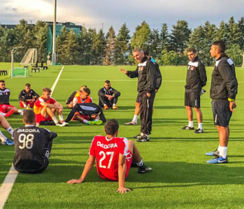 ניסן יחזקאל יחד עם השחקנים (הפועל מרמורק)