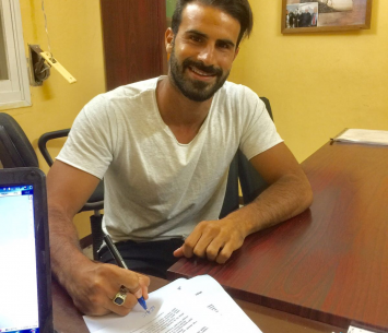 דנין במעמד החתימה