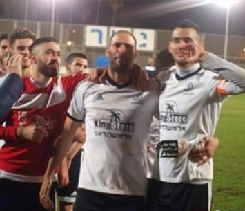 עזב מסיבות אישיות. וולק (במרכז)