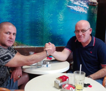 ויינשטיין במעמד החתימה