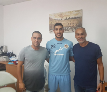 שאבי במעמד החתימה