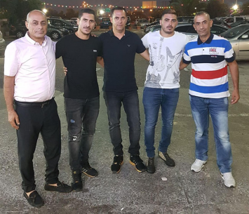 אבי עמר במעמד החתימה