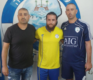 חרבאווי במעמד החתימה