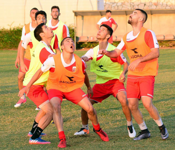 יחגגו עלייה בסיום? שחקני הקבוצה (דף הפייסבוק הרשמי)