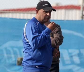 מאמן הקבוצה אברהים אבו רקייק (לירן דורף)