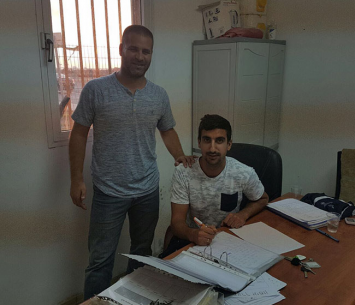 שחר בלילטי במעמד החתימה