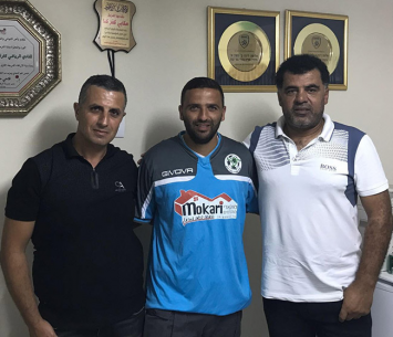 יהודה ז'אנו (במרכז) עם אנשי כפר כנא