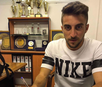 גיא אסרף במעמד החתימה (הפועל ירושלים)