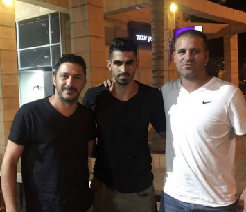 בן סימון במעמד החתימה