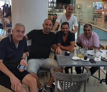 אסולין במעמד החתימה