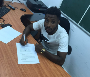 טסאו במעמד החתימה