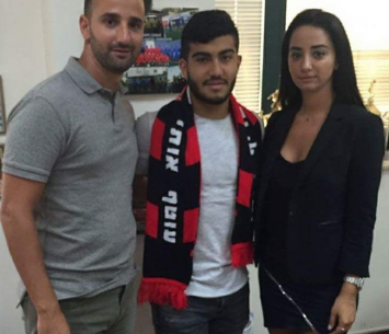 אבו פאני במעמד החתימה