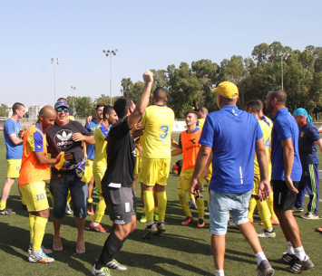 שחקני אשדוד חוגגים העפלה לשלב הבא בגביע (מוטי קדוש)