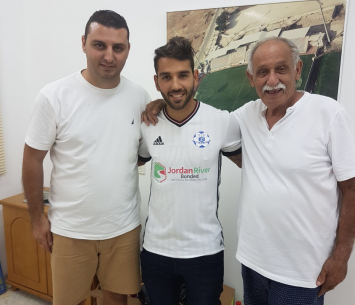 שלומי מראד במעמד החתימה