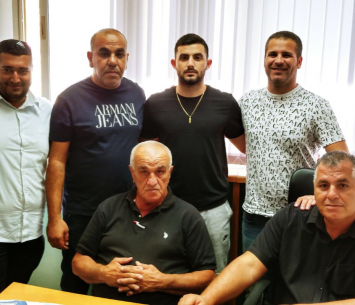 פלזנטל במעמד החתימה