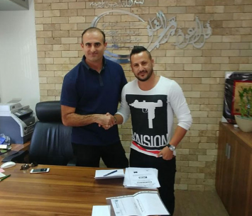 בוזגלו במעמד החתימה