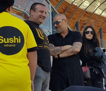 זכה לטקס מרשים. איציק זוהר ביציעים