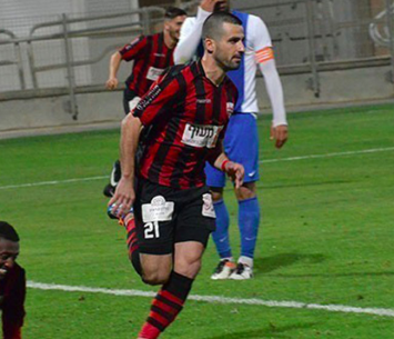 רק חזר וכבר עוזב. בן עשור