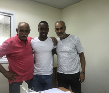 מיכה לאוטה (במרכז)