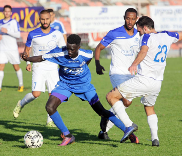 יוסי סלליך מהתל בהגנת שעריים (לירן דורף)