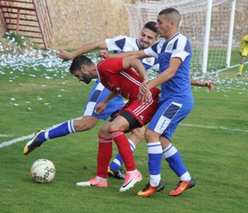 מועמר קראקרה מוקף בשחקני אתא (דאפר מחאמיד)