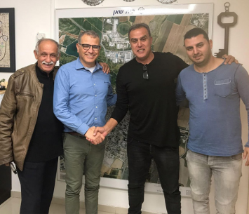 שלום לוי במעמד החתימה