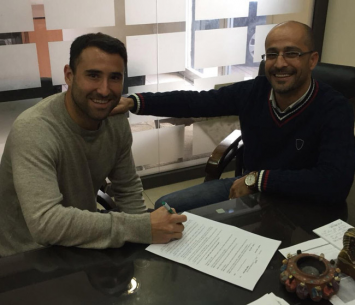 פלצ'וק במעמד החתימה