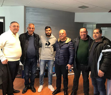 הישאם כיוואן במעמד החתימה