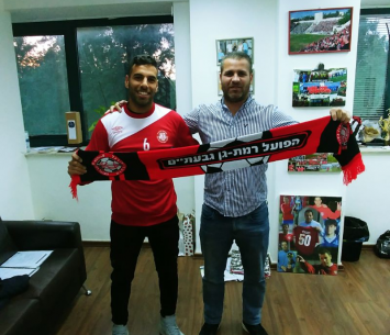 תומר ששונקר במעמד החתימה