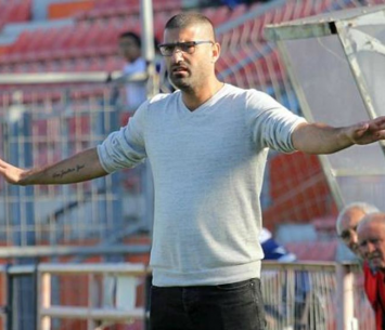 מאמן יפו אורי קרגולה (לירן דורף)