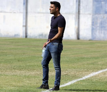 מסתכל למעלה. עמר (לירן דורף)