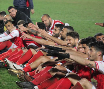 עוד ניצחון משמח. שחקני אום אל פאחם בסיום (דאפר מחאמיד)