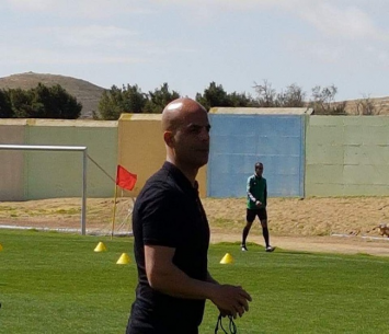 עזב אחרי שבועיים. היקלי